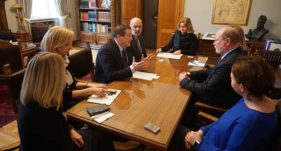 Americki veleposlanik_za stolom_04022019