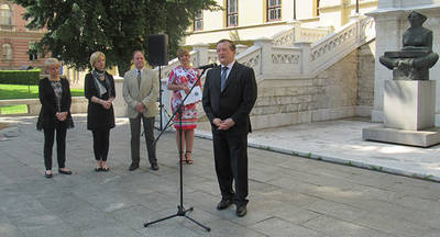 predstavljanje solarne klupe ispred Rektorata_2016.