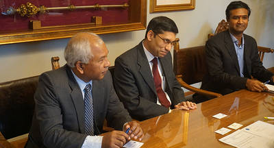 Veleposlanik Indije (u sredini)