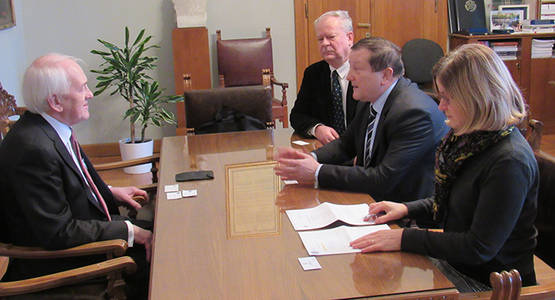 veleposlanik_marx_za stolom_712x385